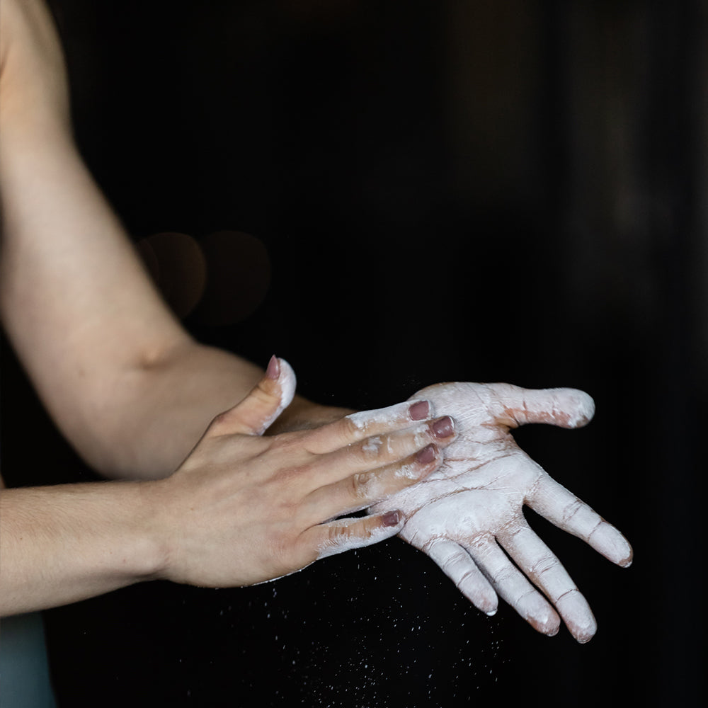 rubbing chalk into hands for lifting